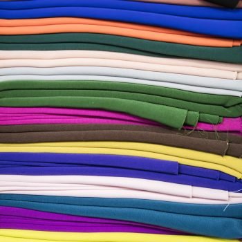 Bulk vs Small Batch Orders in Apparel Printing